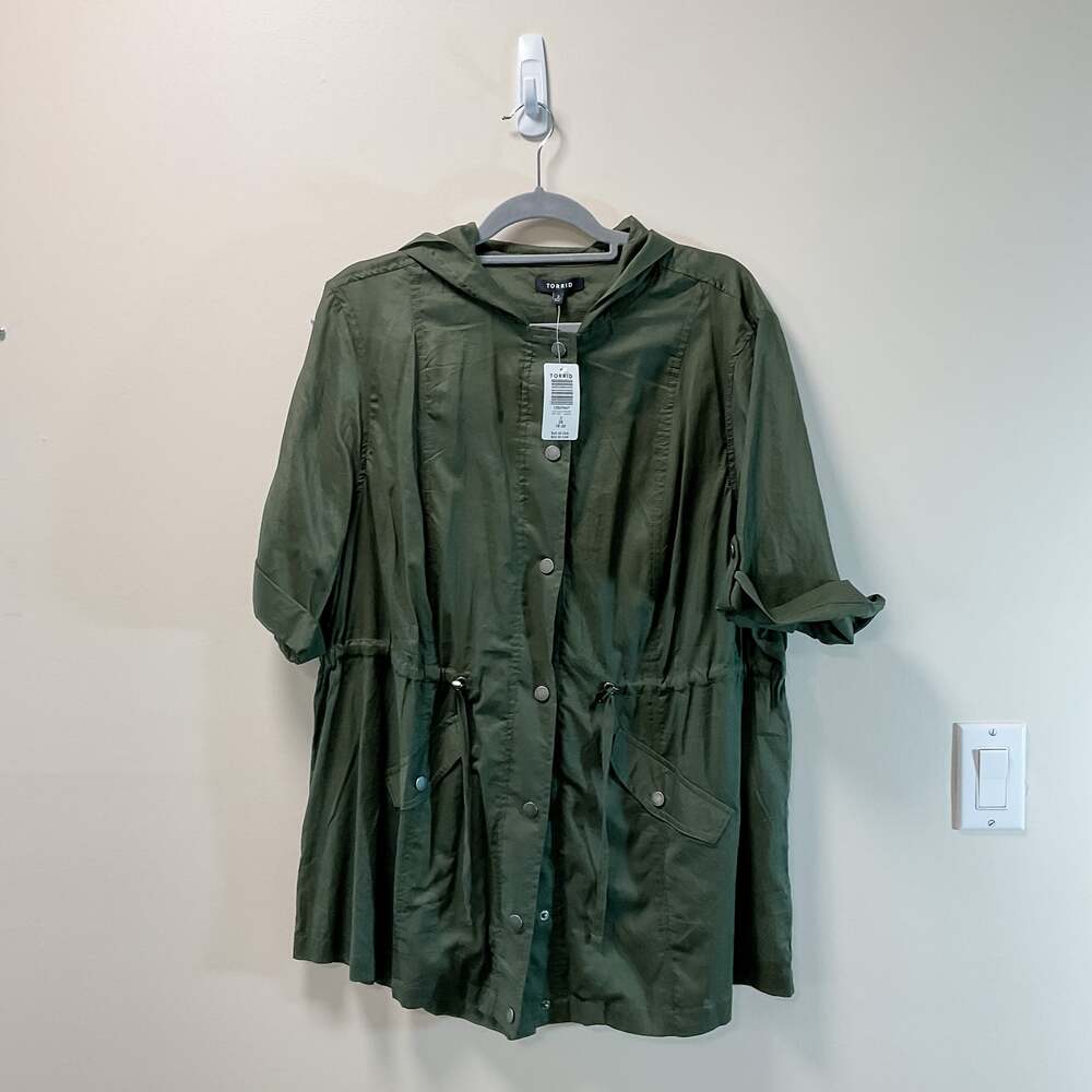 NWT Torrid size 2 VOILE SHORT SLEEVE HOODED ANORAK